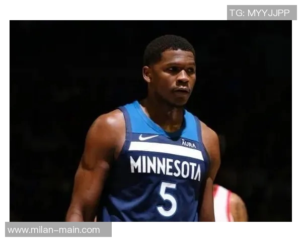 爱德华兹半场火力全开16投10中狂砍29分三分球命中率高达60