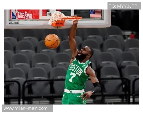 杰伦布朗半场表现出色16投7中贡献16分5篮板3助攻正负值高达22