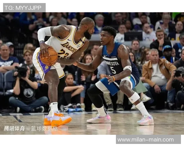 爱德华兹状态火热连续五场得分30以上场均372分命中率高达561三分命中率接近49